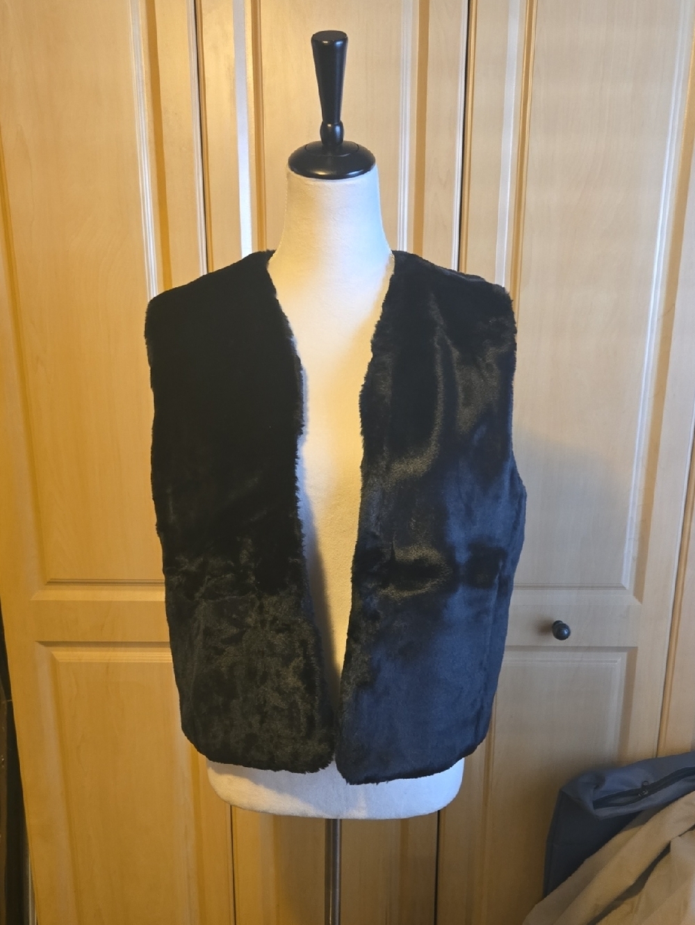 The Limited - Black Faux Fur Warm Fuzzy Vest with Pockets! Lrg.